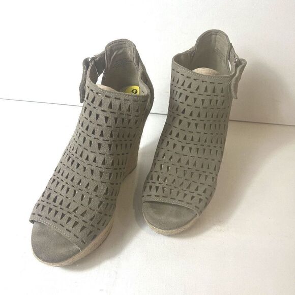 Marc Fisher Taupe Suede Ultra High Heels Wedge Cut Out Wrap Women's 9 M Peep Toe - Picture 2 of 10